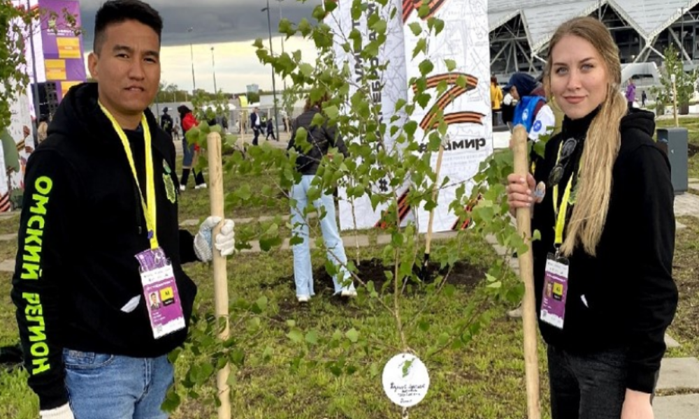 Омские студенты посадили в Самаре «Сад памяти»