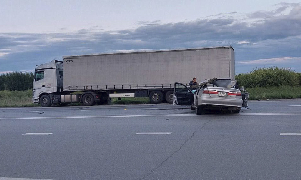 В Омской области легковушка врезалась в большегруз 