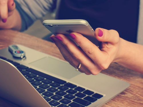 Три омички поверили звонившим мошенникам и лишились денег