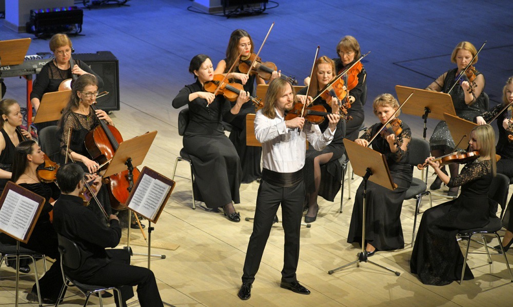 Омский камерный оркестр открывает новый сезон, пригласив виртуозного скрипача Сергея Поспелова (12+)