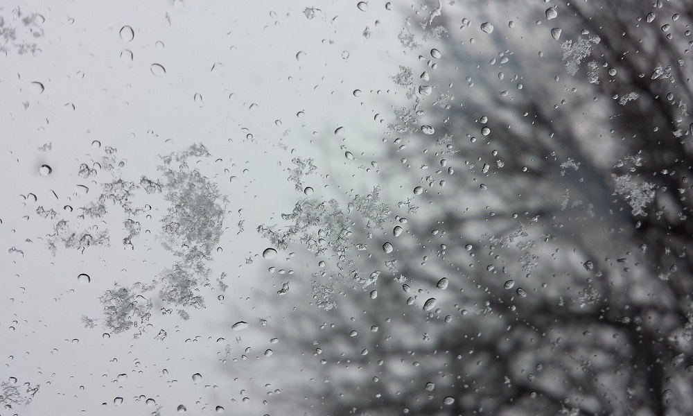 Ледяной дождь и снег: в омской Госавтоинспекции призывают водителей и пешеходов быть внимательнее в непогоду