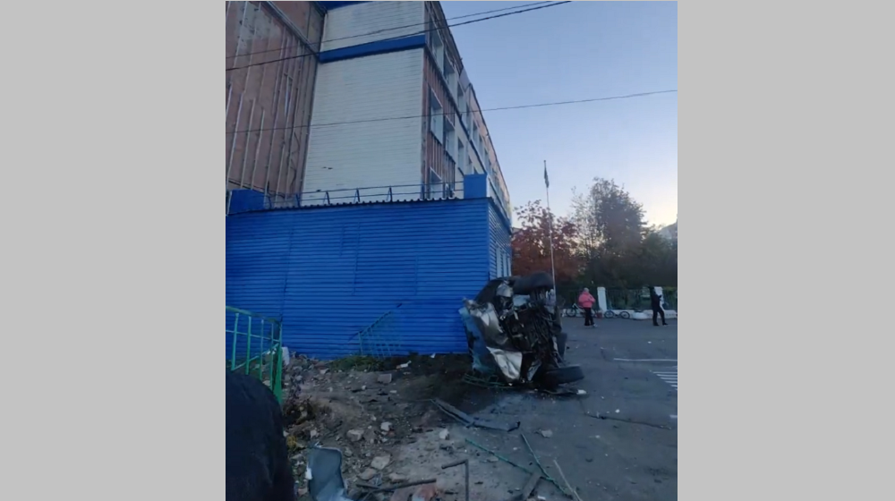 В Омске автомобиль влетел в школу № 65