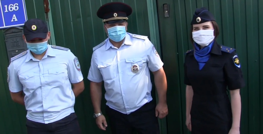 Омские полицейские вывели из огня семью с двумя детьми 