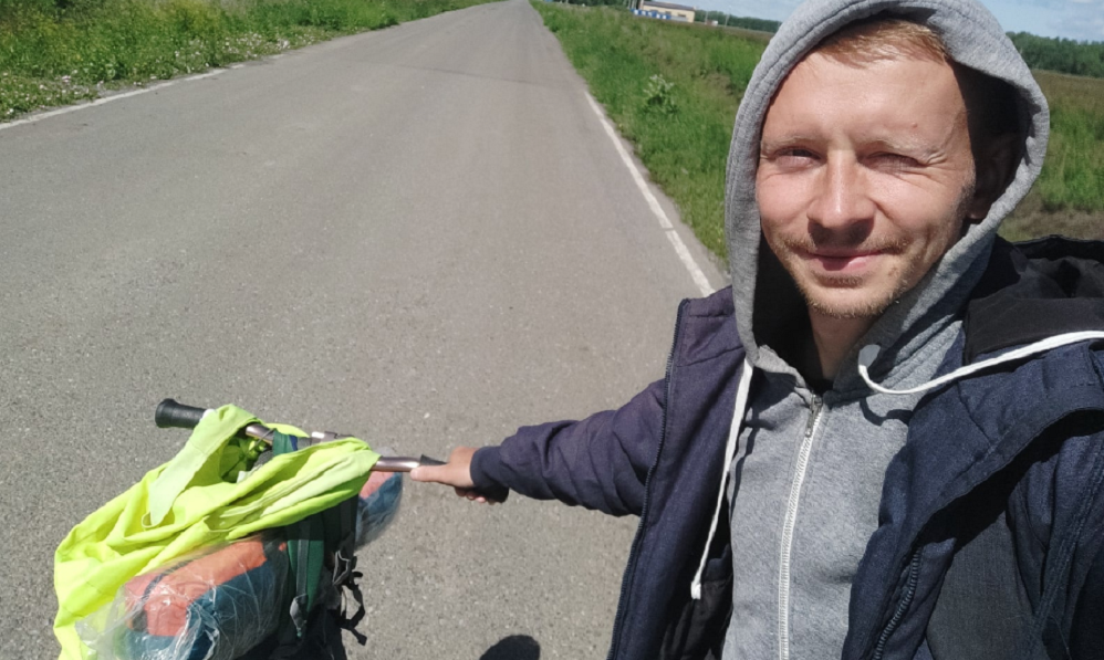 Омск посетит путешественник, который едет из Санкт-Петербурга во Владивосток на самокате