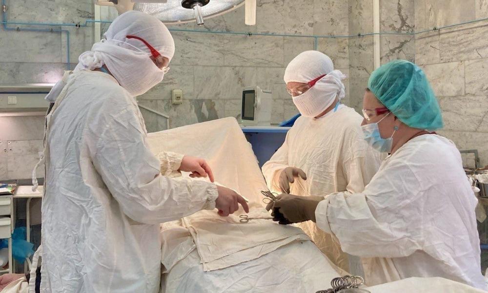 Безопасная и эффективная: омские хирурги КМХЦ осваивают новую методику лечения