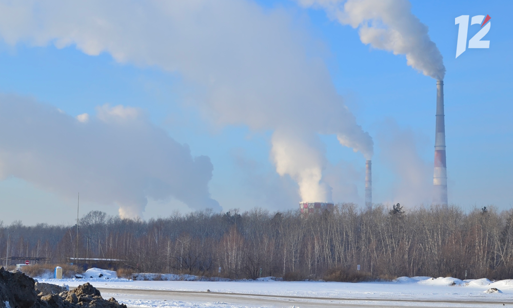 «Не помогали даже закрытые окна»: омичи вновь массово жаловались на запах гари  