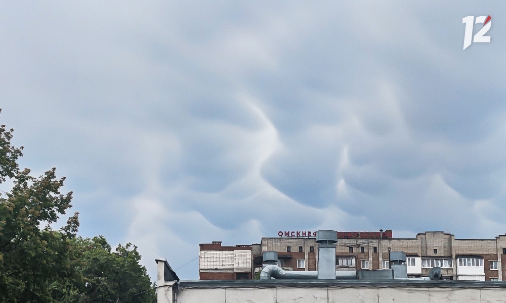 Омичи делятся в соцсетях эффектными кадрами необычных для Сибири облаков 