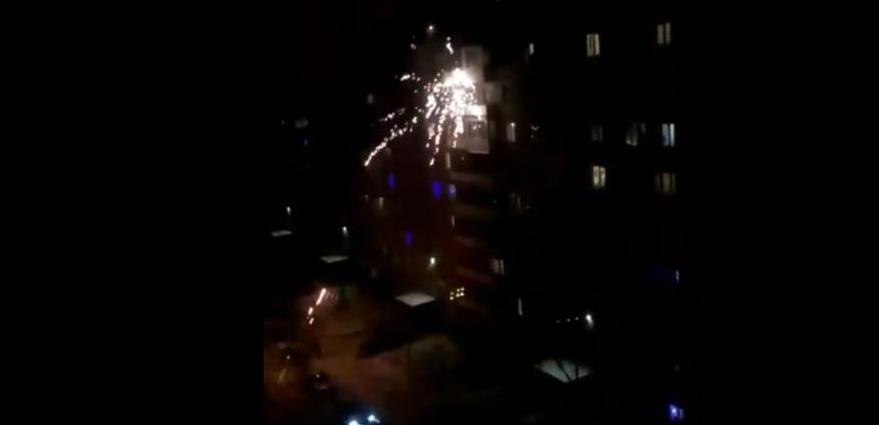 Омичи криво установленным новогодним фейерверком обстреляли окна и балкон жилого дома