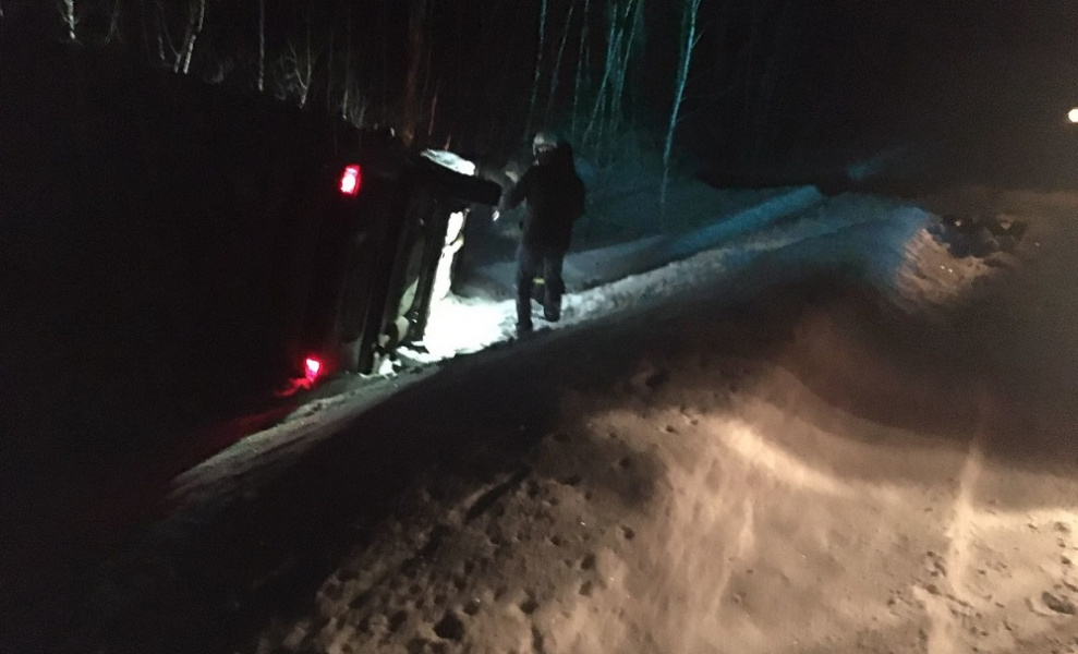 Омские сотрудники МЧС спасли замёрзших супругов, машина которых оказалась в кювете 