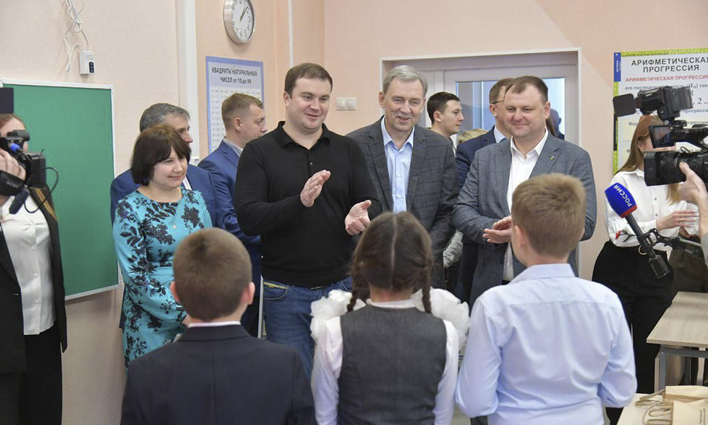 Виталий Хоценко посетил открывшуюся новую школу в Горьковском районе