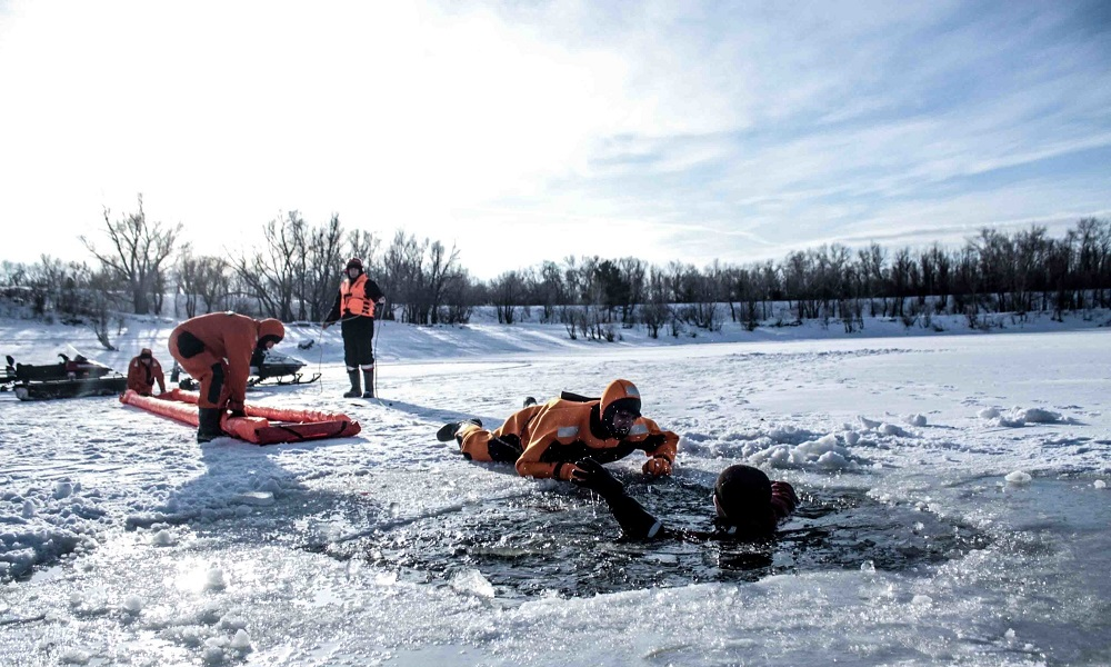 «Что делать, если вы провалились под лёд?»: омские спасатели провели учения