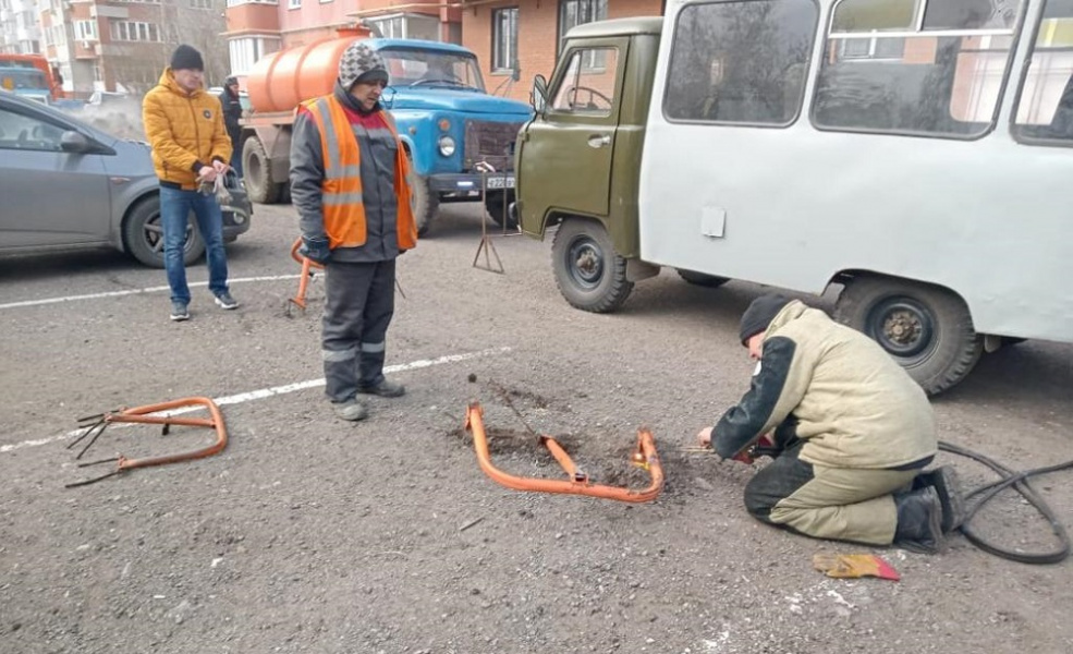 В Омске снесли незаконные парковочные ограждения 