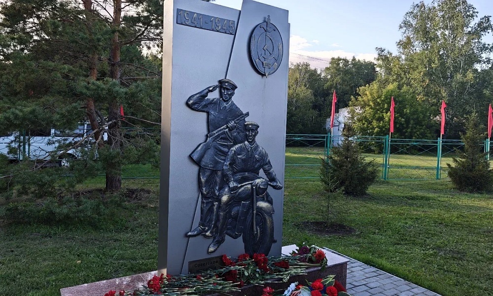 В посёлке Чернолучинский открыли обелиск сотрудникам органов внутренних дел «Святое дело — Родине служить!»