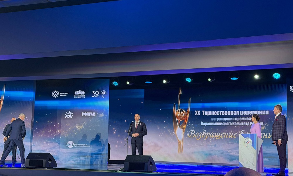 Дмитрий Перминов вручил награду одному из победителей ХХ премии «Возвращение в жизнь»