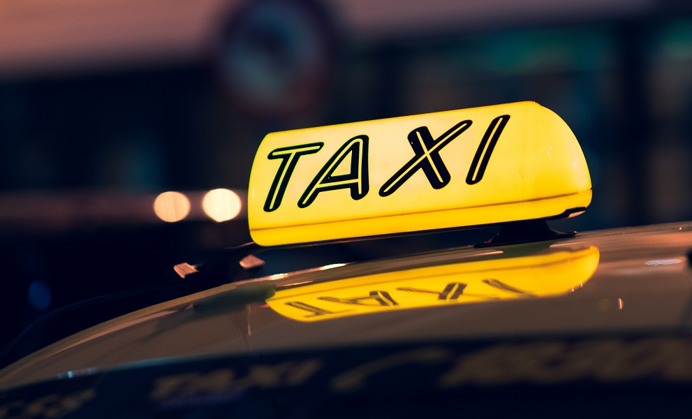 Омичи удивились взлетевшей из-за дождя стоимости поездки в такси 