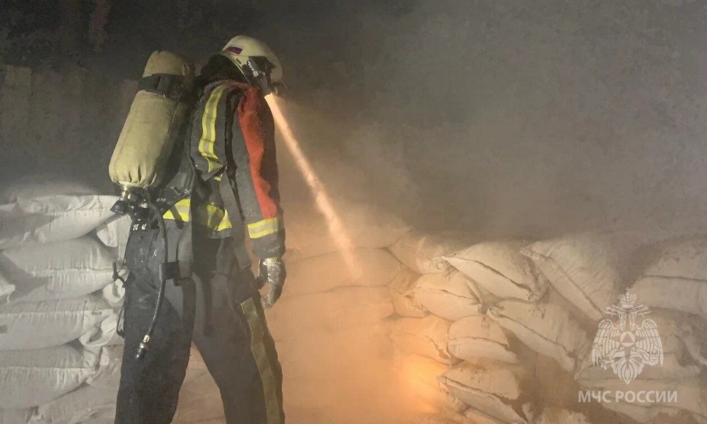 В Кировском округе Омска загорелся склад с кормами