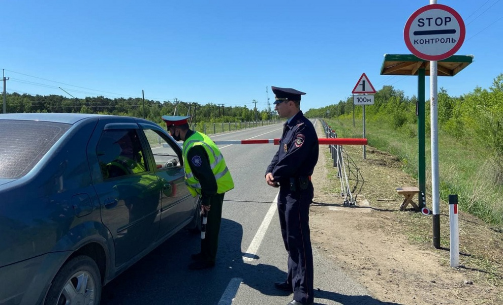 На пропускных пунктах в Чернолучье дежурят омские казаки 