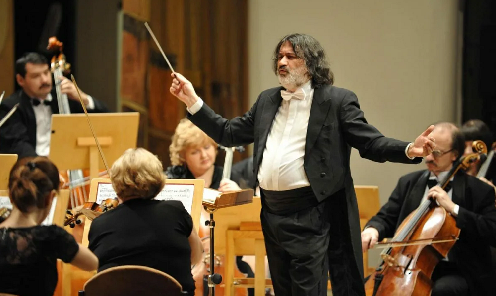 «Танцующий дирижёр» Рустем Абязов выступит с Омским камерным оркестом