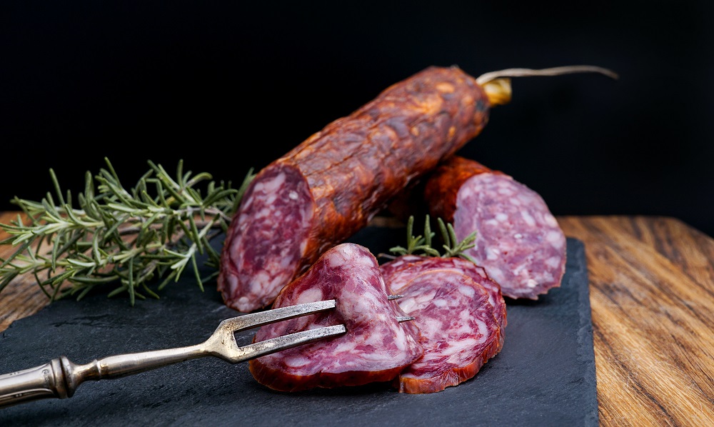 В Омской области подорожали колбаса и рыба, но подешевело сливочное масло  