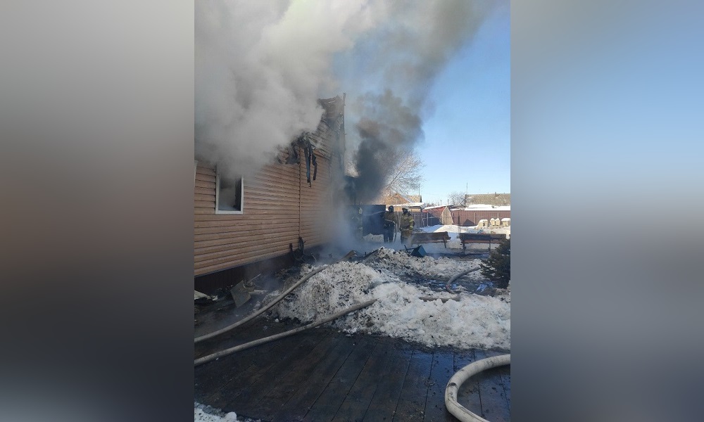 В Омском районе корпус базы отдыха в селе Чернолучье тушили семь часов 