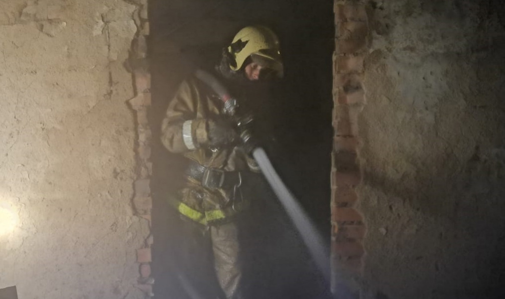 Утром в Омске загорелся многоквартирный жилой дом