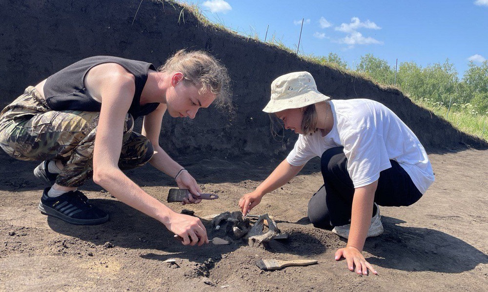 Под Омском археологи при раскопках кургана саргатской культуры обнаружили останки людей