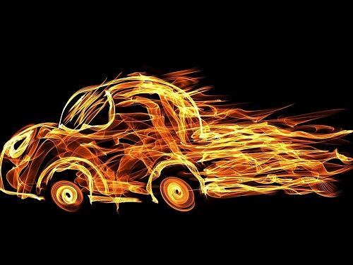 В Омской области загорелся движущийся автомобиль