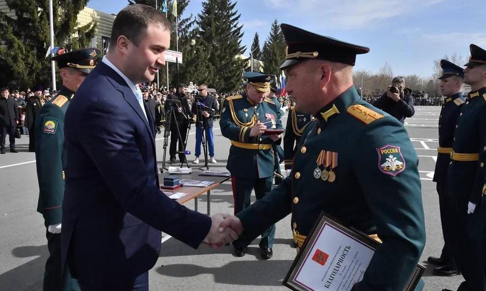 Виталий Хоценко поздравил с окончанием учёбы выпускников Омского автобронетанкового инженерного института  