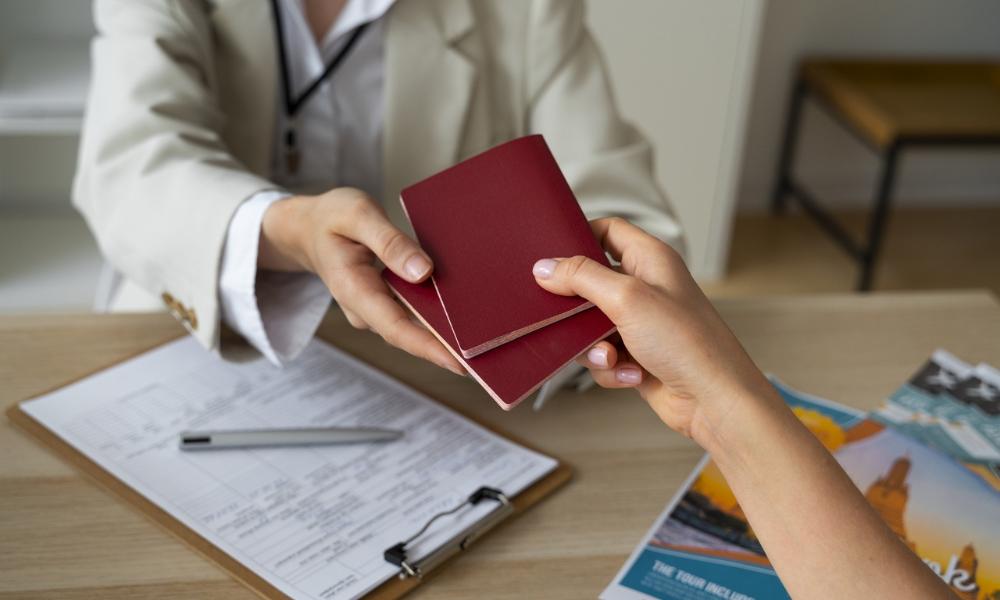 С 11 декабря россияне, которые имеют ограничения на выезд, должны сдать загранпаспорта