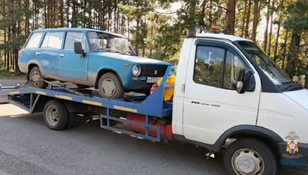 В Большеречье полицейские остановили подростка, который катался на машине своей бабушки