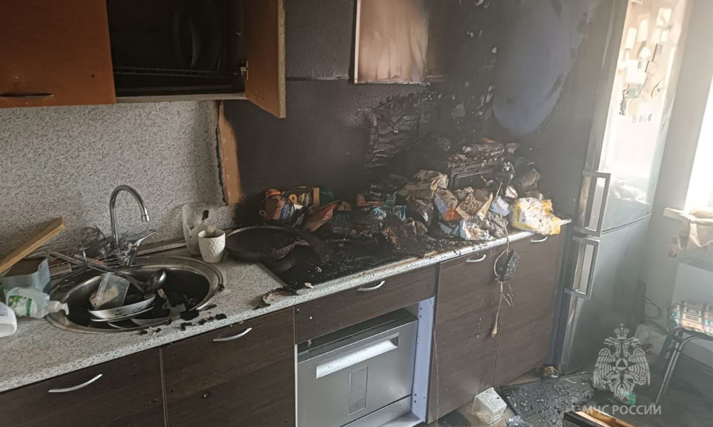 В Центральном округе Омска возник пожар на первом этаже высотки