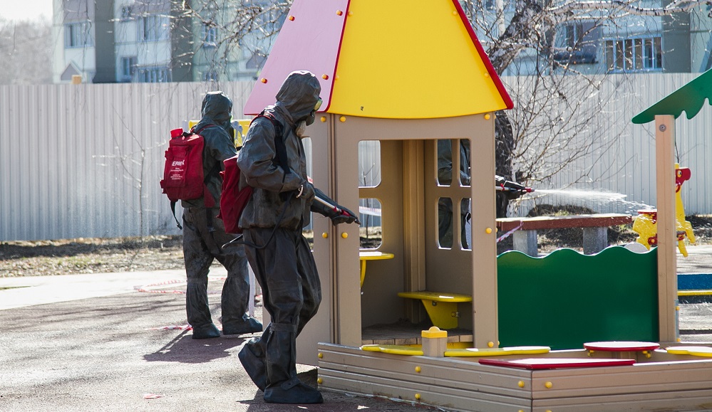 Омские спасатели обрабатывают скверы и детские площадки