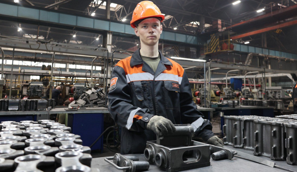 Солдаты-срочники, которые проходят службу на Омсктрансмаше, рассказали, как они живут и работают