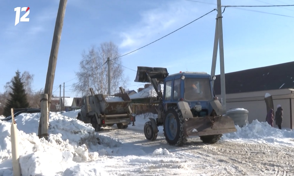 Омские сотрудники УДХБ продолжают уборку снега