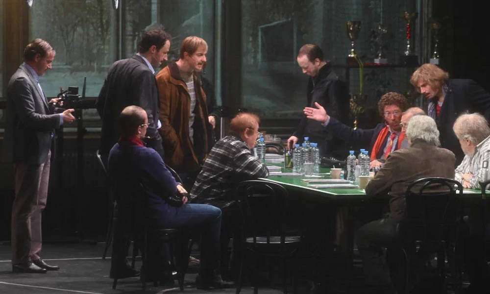 На сцене омского Музыкального театра показывают спектакль Никиты Михалкова «12» (16+)