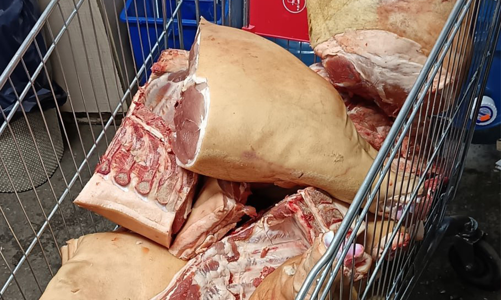 Специалисты Россельхознадзора изъяли партию мясной продукции без документов в популярном омском магазине