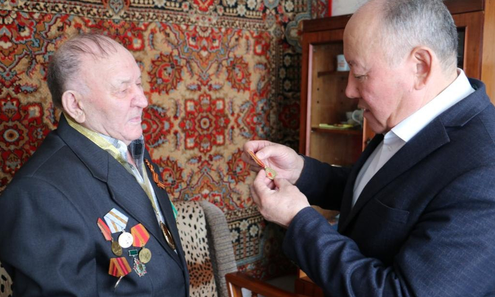 В Любинском районе приступили к вручению медалей к 80-летию Победы