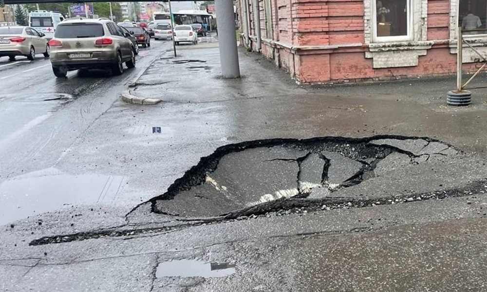 Омичам рассказали, когда устранят провал рядом с библиотекой имени Пушкина