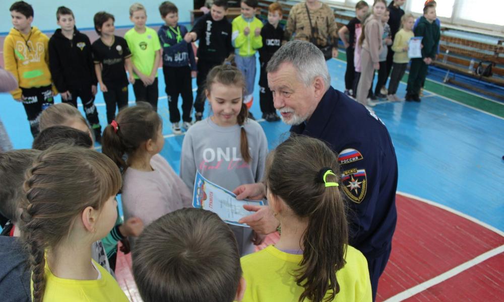 Омские добровольцы-спасатели пригласили на сплавы по рекам Оми и Таре школьников из Стаханова 