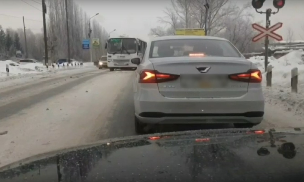 В Омске водитель автобуса проехал железнодорожный переезд на запрещающий сигнал светофора