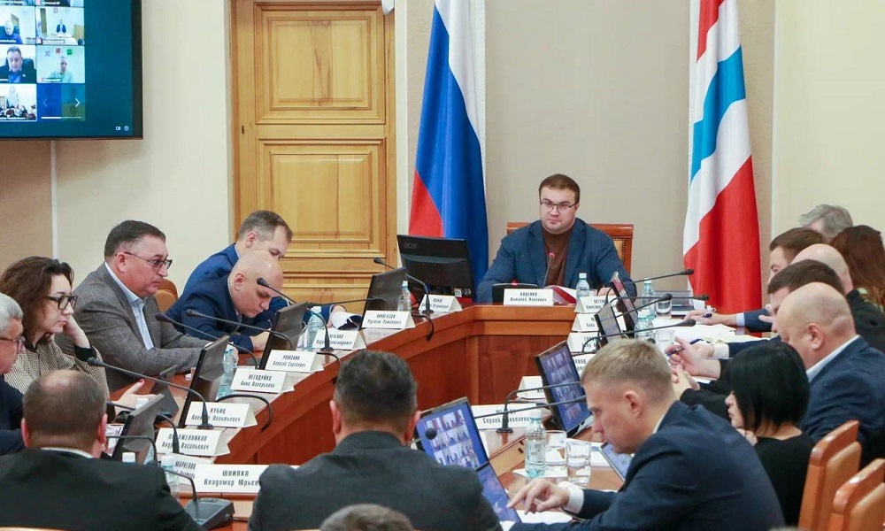 Виталий Хоценко поручил сосредоточить все ресурсы на расчистке дорог в регионе от снега