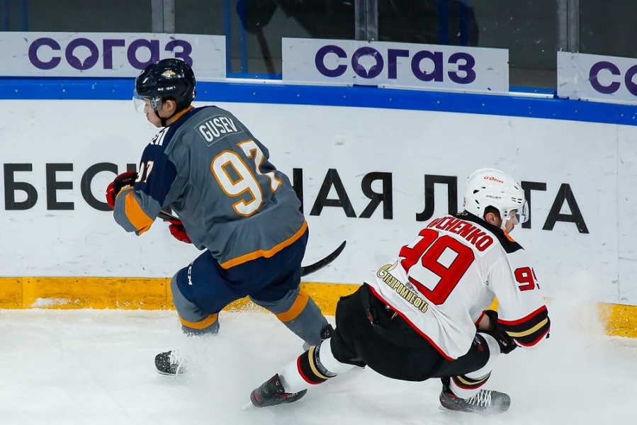 «Ястребы» обыграли «лисов» на чужой площадке