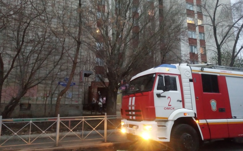 Спасли 12 человек: в одном из омских домов сразу на нескольких этажах загорелась проводка