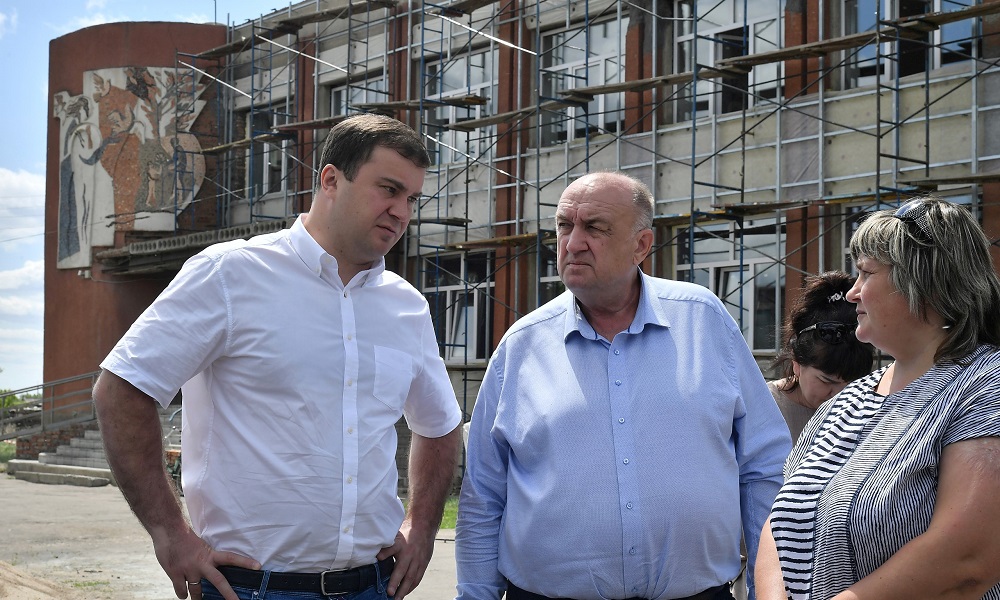 Глава Омской области Виталий Хоценко проинспектировал ход работ в Бобринском доме культуры 