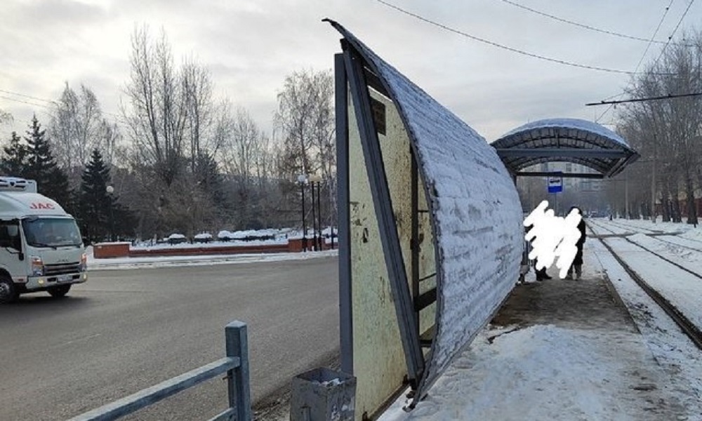 Омский следком организовал проверку по факту падения крыши остановки на мужчину