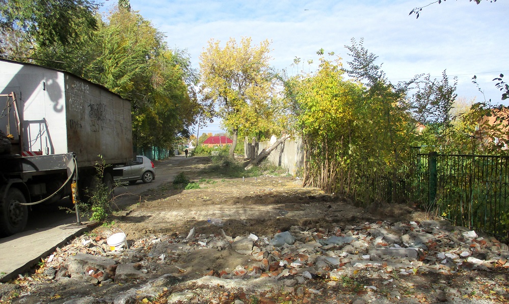 В Омске убирают незаконно установленные гаражи около школы № 3 