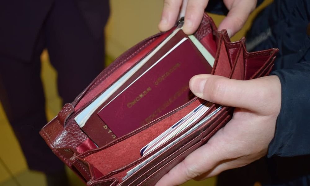 Нашли среди мусора и вернули: многодетная омичка чуть не лишилась документов