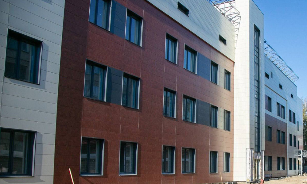 Виталий Хоценко посетил строительную площадку новой поликлиники в Октябрьском округе