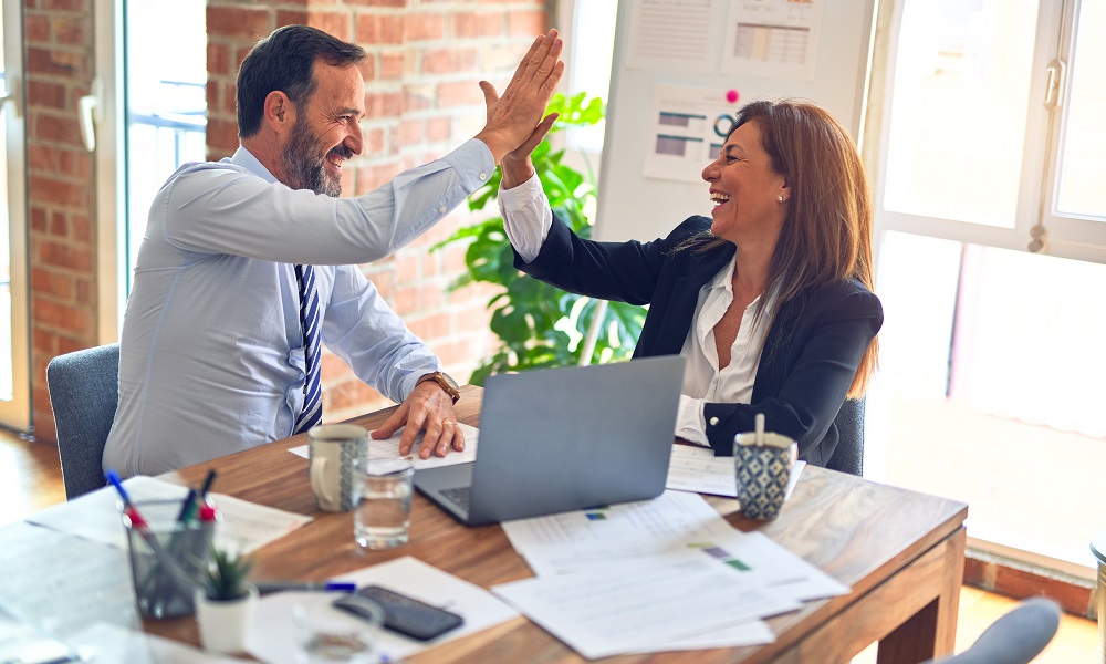 43% омичей встречаются с коллегами вне работы