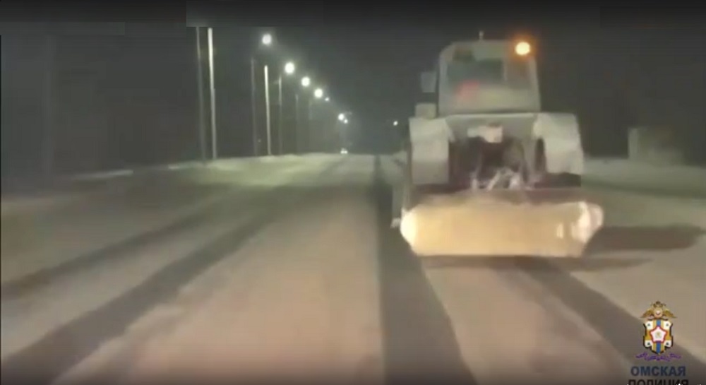 Пьяный 50-летний омич угнал трактор у дорожного рабочего, чтобы «вспомнить молодость»